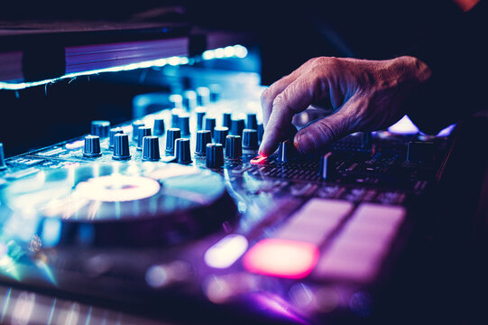 Mains sur platines DJ mixe en soirée club