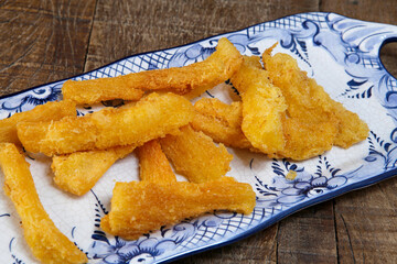 Fried manioc in white and blue porcelain dish