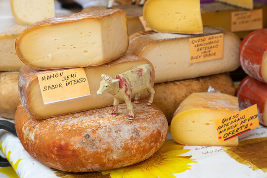 Queso Mah&oacute;n Menorca en un mercado en la calle del pueblo de Santany&iacute; (Mallorca, Islas Baleares)