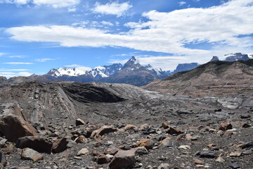 Paisagem de montanhas e geleiras.