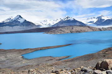Paisagem de montanhas e geleiras.