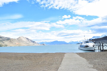 Paisagem de montanhas e geleiras.