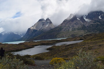 Paisagem de montanhas e geleiras.