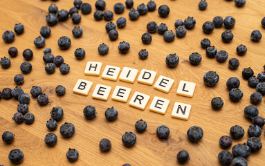 Blaubeere Heidelbeere Bio Buchstaben auf Holzhintergrund