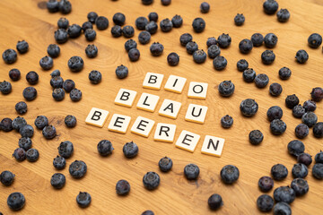 Blaubeere Heidelbeere Bio Buchstaben auf Holzhintergrund