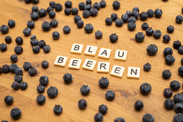 Blaubeere Heidelbeere Bio Buchstaben auf Holzhintergrund