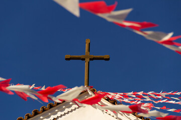 Detalhe de cruz na Igreja Matriz Nossa Senhora do Rosário, decorada para as Cavalhadas, tradicional festa religiosa da cidade de Pirenópolis.