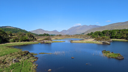 panorama sur un lac bleu au milieu de montagnes dans un parc national irlandais
