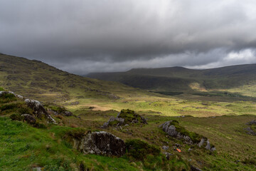 paysage des landes et montagnes irlandaise sous les nuages