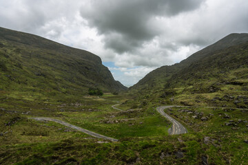 Naklejka premium une route en s dans des montagnes vertes