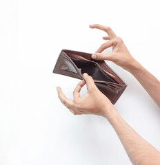 Foto de las manos de un hombre abriendo su cartera vacia por que no tiene dinero ni efectivo pues...