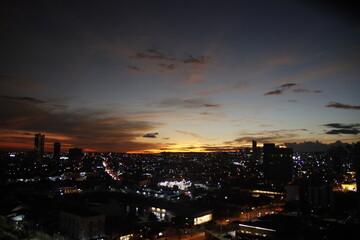 Por do sol radiante com poucas nuvens