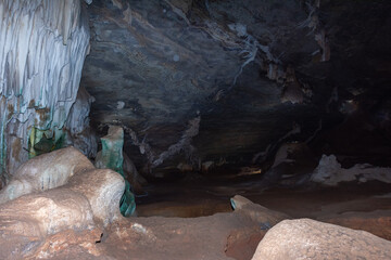 Vista do interior de gruta de Maquiné no Brasil 
