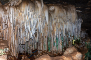 Vista do interior de gruta de Maquiné no Brasil 