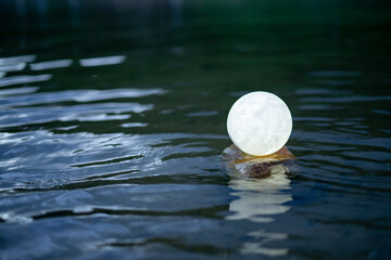 水面と月