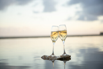 水面とワイングラス