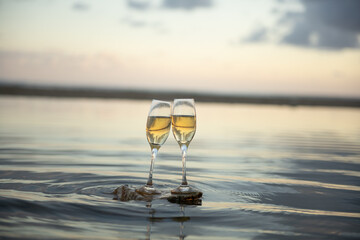 水面とワイングラス