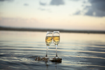 Obraz premium 水面とワイングラス
