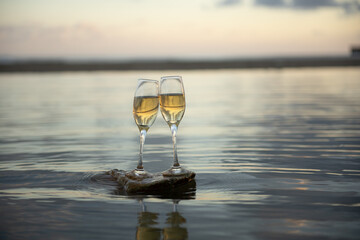 水面とワイングラス