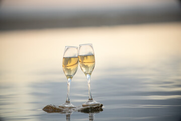 水面とワイングラス
