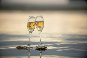 水面とワイングラス
