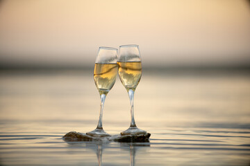 水面とワイングラス