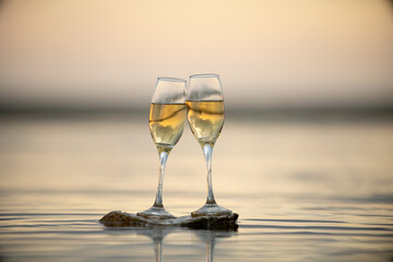 水面とワイングラス