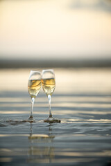 水面とワイングラス