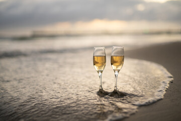 砂浜とワイングラス