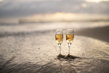 砂浜とワイングラス