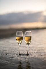 砂浜とワイングラス