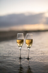 砂浜とワイングラス