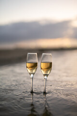 砂浜とワイングラス