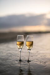 砂浜とワイングラス