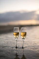 砂浜とワイングラス