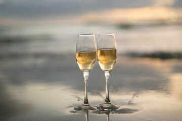 砂浜とワイングラス