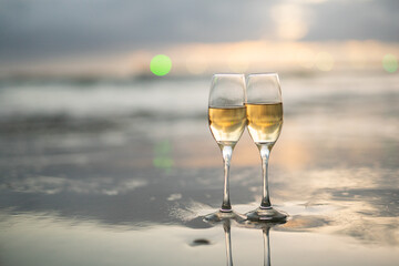 砂浜とワイングラス
