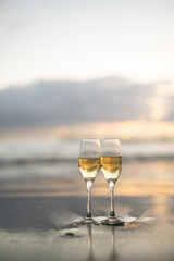 砂浜とワイングラス