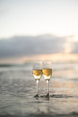 砂浜とワイングラス
