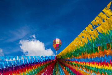 bandeiras coloridas e balão decorativo de festa junina no brasil - obrazy, fototapety, plakaty