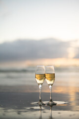 砂浜とワイングラス