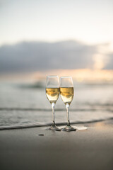 砂浜とワイングラス