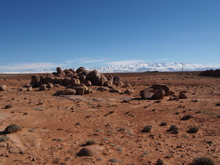 chaos granitique avec montagnes enneigées dans le sud marocain