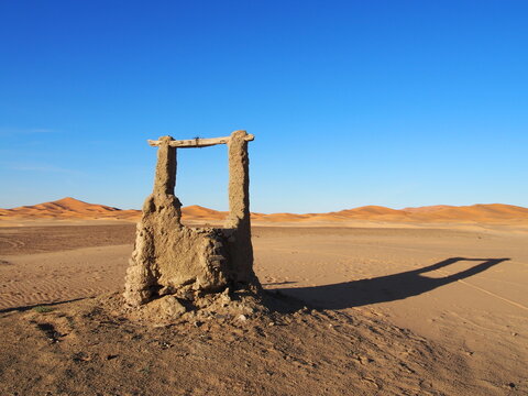 Un puit dans le d&eacute;sert du Sahara