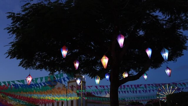 bal&otilde;es decorativos iluminados de festa junina no brasil