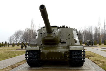 Fototapeta premium ISU-152 heavy self-propelled artillery in the State Military Historical Museum-Reserve `Prokhorov Field` in the Belgorod region