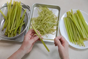 Foto auf Leinwand 日本の家庭料理　蕗の茎の薄皮を剥く　和食　季節の料理 © 田中史彦