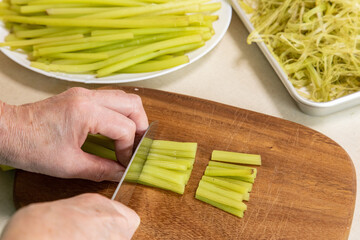 日本の家庭料理　蕗の茎を5センチ位の長さに切る　調理課程の写真