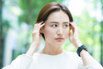 頭痛に悩む女性 