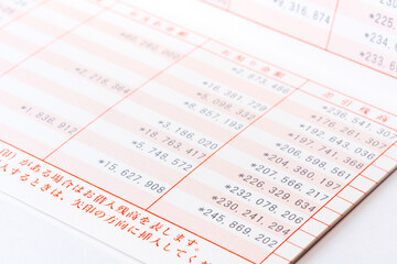 億万長者・高額所得者・高収入・富裕層の預金通帳・強制貯蓄イメージ